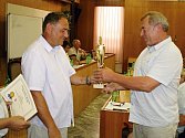 Předseda OFS Vyškov Miloslav Brtníček předává pohár vítěze okresního přeboru předsedovi Sokola Otnice Pavlu Pažebřuchovi.