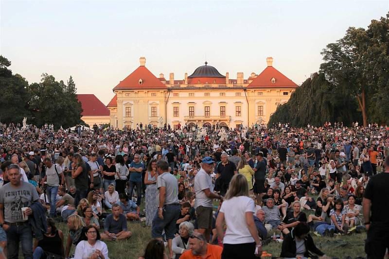 Několikrát odložený koncert Stinga přilákal tisíce posluchačů.