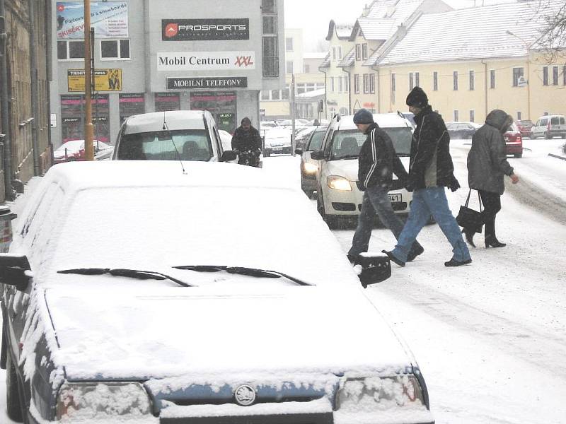 Na Vyškovsku hustě sněží. Některé silnice stále nejsou upravené.