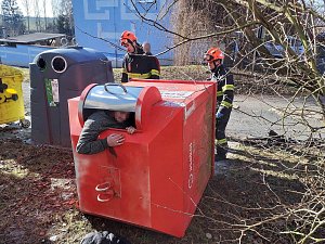 Na ulici Karla Čapka uvízl muž v kontejneru na elektroodpad.