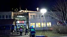 Skoro šest hodin v sobotu večer hasiči zajišťovali střechu na budově ve vyškovské části Křečkovice. Plechovou krytinu poškodil silný vítr a hrozilo, že spadne a někoho zraní.