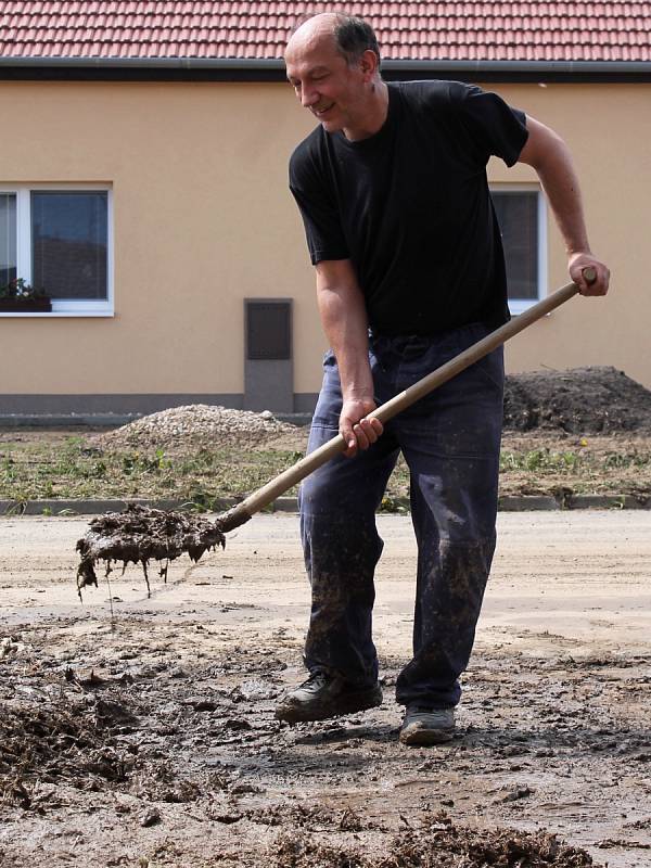 Po přívalovém dešti zaplavil v pátek večer Hodějice nános bahna.