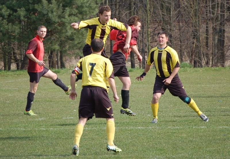 Fotbalisté Branek (červené dresy) doma prohráli s Novým Hrozenkovem 0:4.