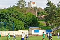 V dohrávce krajského přeboru vyhráli fotbalisté Rousínova (zelené dresy) v Moravském Krumlově 3:2.