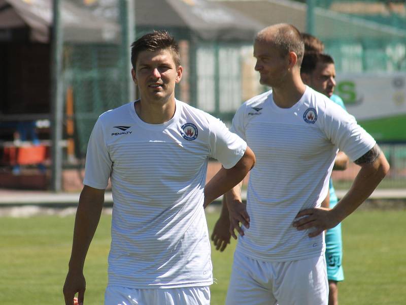 V generálce na start Moravskoslezské ligy remizovali fotbalisté MFK Vyškov (bílé dresy) v Nových Sadech 2:2.