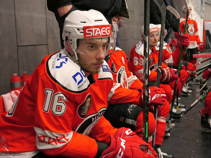 Ve třetím osmifinálovém utkání II. ligy hokejisté Vyškova (červení) tentokrát na Hodonín nestačili a doma prohráli 2:4.