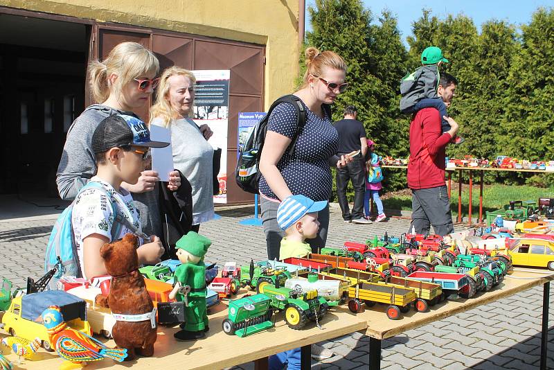 V muzeu v Hošticích-Herolticích představili návštěvníkům novodobější způsob hospodaření s použitím traktorů a nářadí  i ukázku polních prací  našich předků s koňmi.