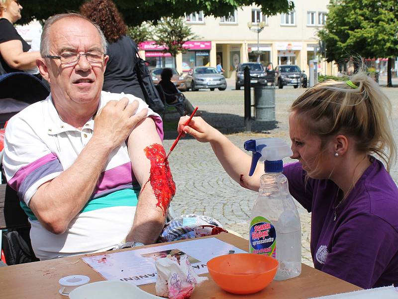 Školní soutěž v první pomoci ve Vyškově zaujala i veřejnost. Lidé si nechali měři tlak, někteří dokonce namaskovat zranění.