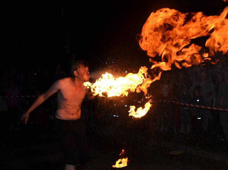 Dvacetiletý Štěpán Hanák z Bučovic na Vyškovsku věnuje své fire show zesnulému trenérovi.