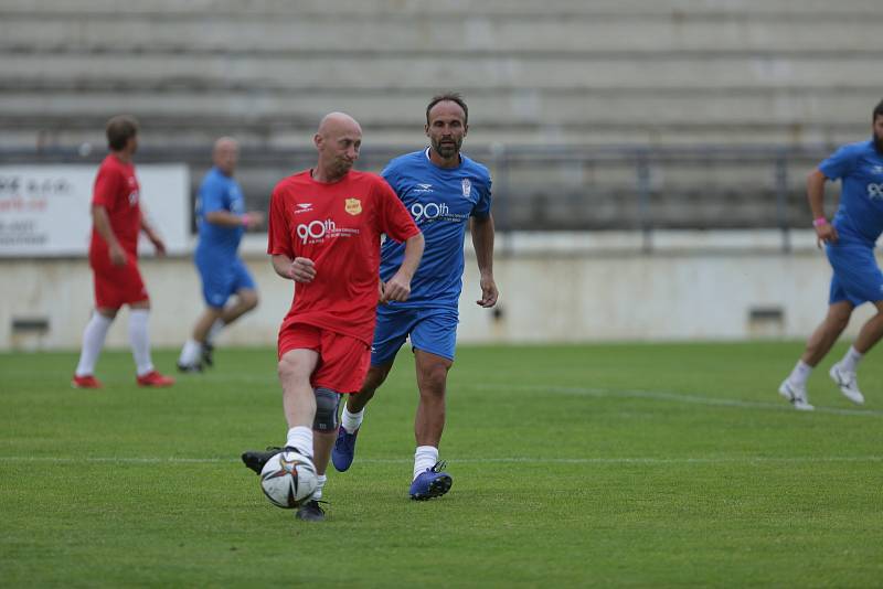 Exhibiční vzpomínkový fotbalový zápas mezi hráči původního Boby Brno a FC Petra Drnovice na drnovickém stadionu.