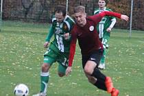 V posledním kole podzimní části krajského přeboru prohráli fotbalisté Tatranu Rousínov (zelené dresy) na domácím trávníku se Spartou Brno 1:2.