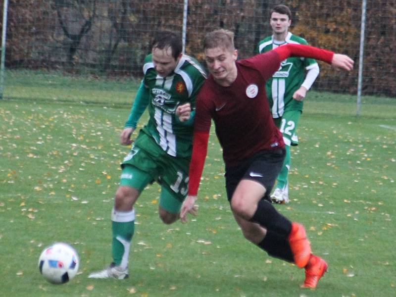 V posledním kole podzimní části krajského přeboru prohráli fotbalisté Tatranu Rousínov (zelené dresy) na domácím trávníku se Spartou Brno 1:2.