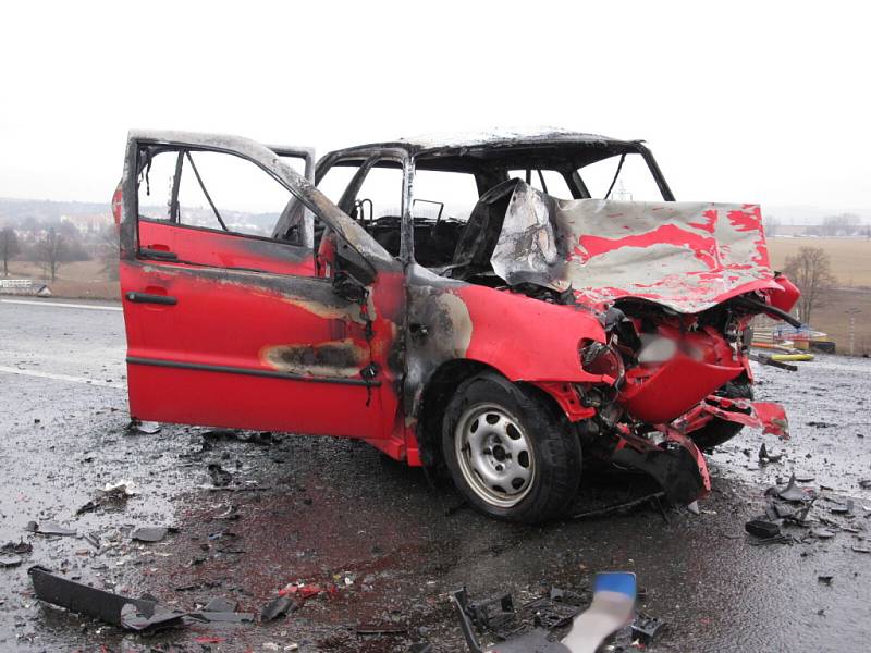 Bilance čelního střetu dvou aut je tragická. Jeden řidič v autě uhořel, druhý se těžce zranil. Kolize se stala na mezinárodní silnici I/50.