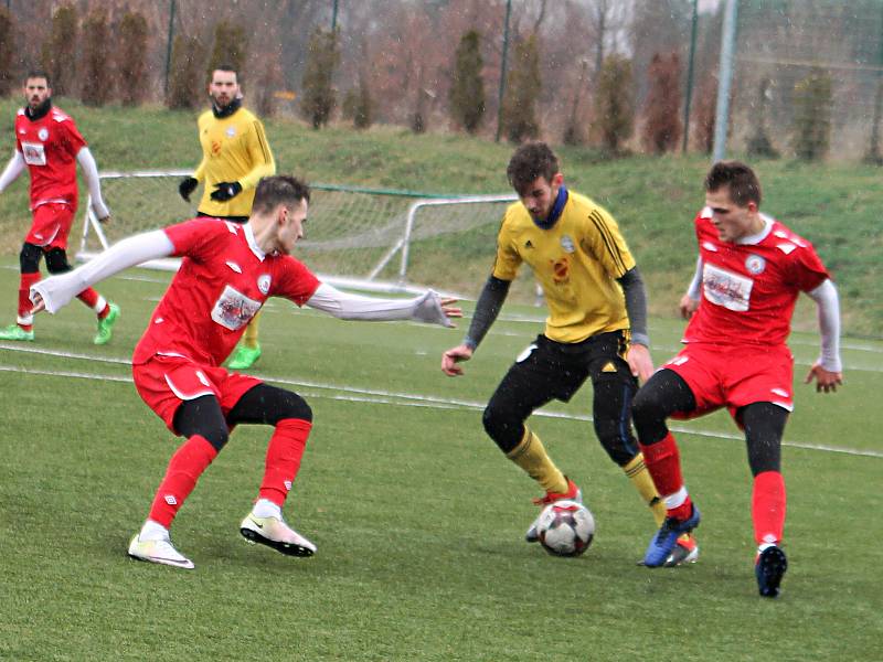 Přípravný zápas fotbalistů MFK Vyškov (červené dresy) se Slovanem Rosice byl pro oba týmy generálkou na start MSFL resp. divize. Po vítězství 2:0 byl spokojenější domácí Vyškov.