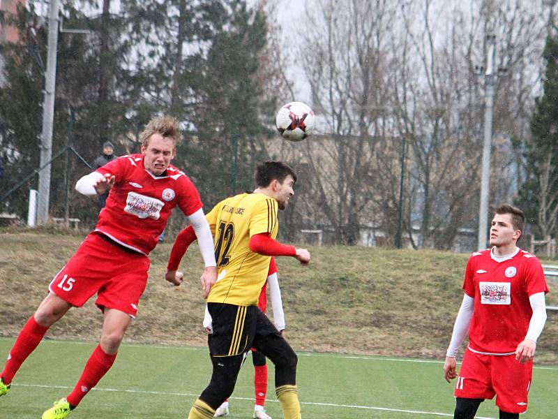 Přípravný zápas fotbalistů MFK Vyškov (červené dresy) se Slovanem Rosice byl pro oba týmy generálkou na start MSFL resp. divize. Po vítězství 2:0 byl spokojenější domácí Vyškov.