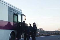 Na dálnici D1 boural autobus s vězni. Museli přestoupit do náhradního.
