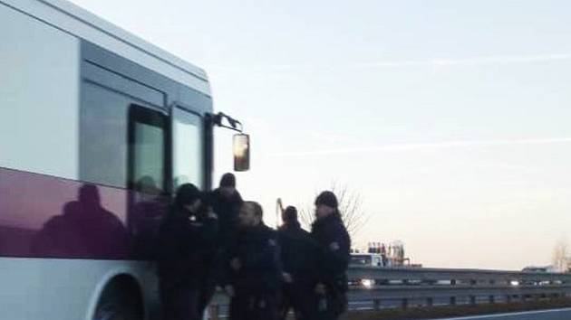 Na dálnici D1 boural autobus s vězni. Museli přestoupit do náhradního.