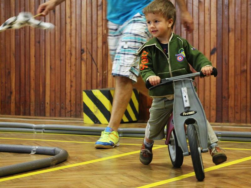 Propadnout autům řízeným rádiovým signálem, často znamená počítat i s vyššími výdaji. V Letonické Orlovně však šlo hlavně o zábavu.