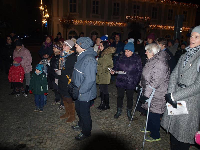 150 lidí zpívalo koledy v Bučovicích