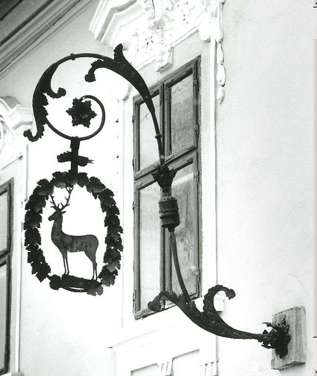 Domovní znamení U zlatého jelena v roce 1972 na snímku T.J. Pivečky. 