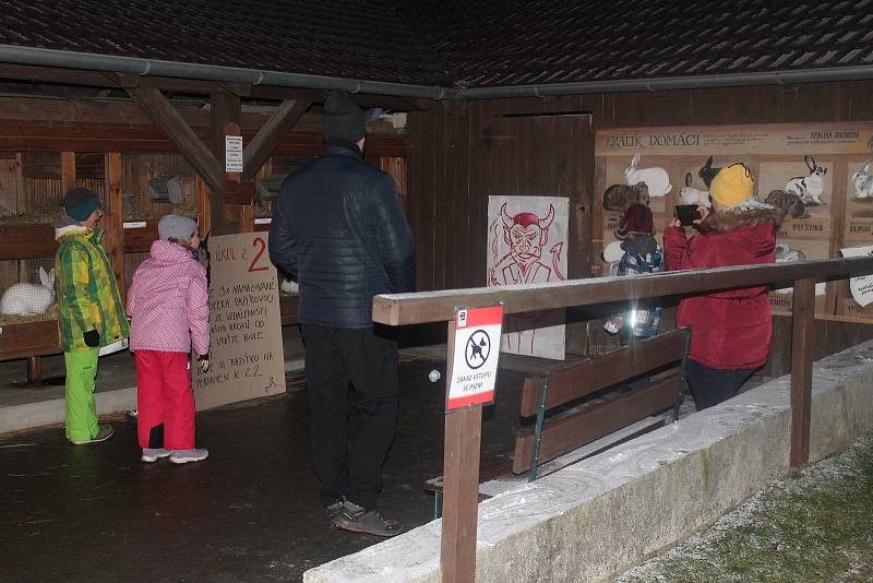 Rodiny s dětmi putovaly ve vyškovské zoo po čertovské stezce.