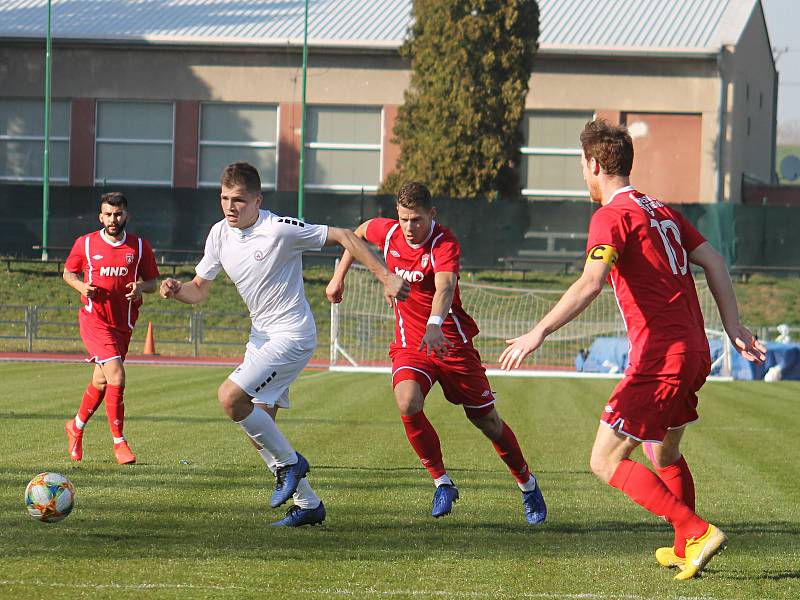 Ve 3. kole jarní částí Moravskoslezské ligy porazili fotbalisté MFK Vyškov (bílé dresy) doma FK Hodonín 2:1.