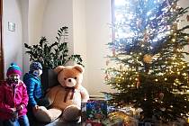 I v minulých letech nosili lidé ve Slavkově pod stromeček dárky pro děti z ohrožených rodin.
