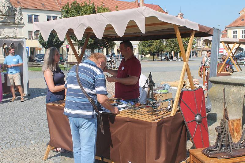 Zástupci škol ve stáncích na náměstí představovali zájemcům vybrané obory.