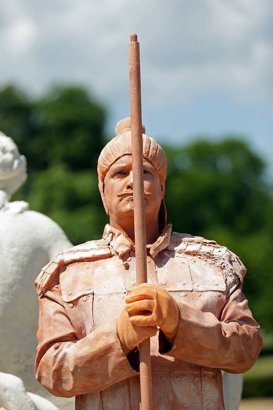 Festival Živé sochy přilákal do slavkovského parku tisíce návštěvníků. Tvůrci z různých zemí předvedli své dechberoucí umění.