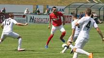 Fotbalisté Blanska (červené dresy) v přípravném utkání porazili na vlastním trávníku MFK Vyškov 2:0.