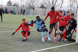 Vyškovští fotbalisté (v červeném) ve středečním přípravném utkání remizovali se Slovanem Bratislava 2:2.