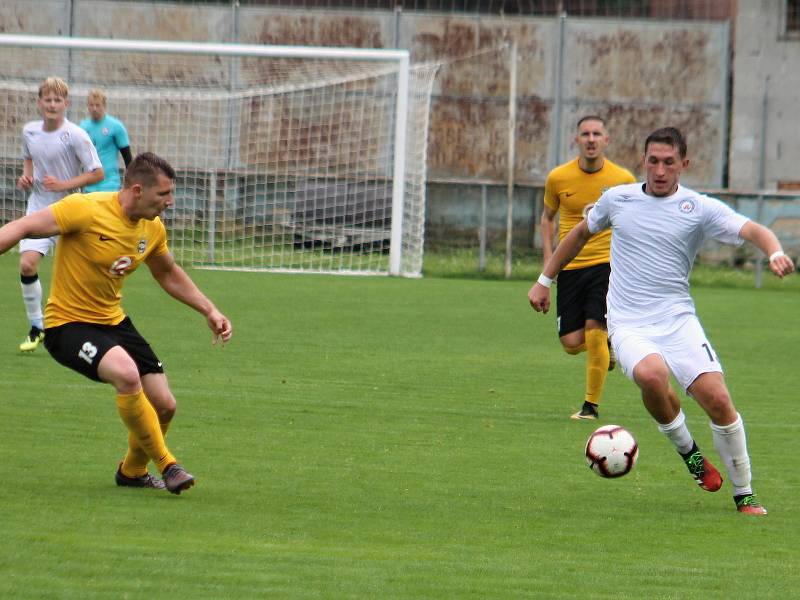 V přípravném utkání účastníků Moravskoslezské ligy porazil Slovan Rosice (žluté dresy) na domácím hřišti MFK Vyškov 4:0.