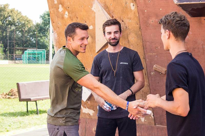 Na krychlové dřevěné konstrukci v areálu základní školy pořádají lezci pravidelné soutěže.