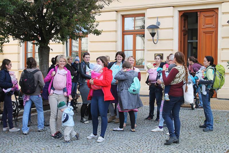 Matky s dětmi v šátcích vyrazily ve Vyškově na pochod k podpoře kontaktního rodičovství.