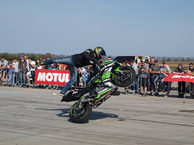 Na vyškovském letišti měli dostaveníčko přátelé tunnigu a burácejících motorů.