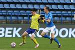 Fotbalisté Zlína (žluté dresy) hráli doma s Baníkem Ostrava 2:2. Zápas sledoval jen omezený počet diváků.