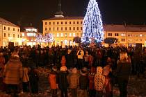Necelé tři stovky lidí se v roce 2012 sešly na vyškovském Masarykově náměstí při adventní akci Česko zpívá koledy.
