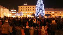 Necelé tři stovky lidí se v roce 2012 sešly na vyškovském Masarykově náměstí při adventní akci Česko zpívá koledy.