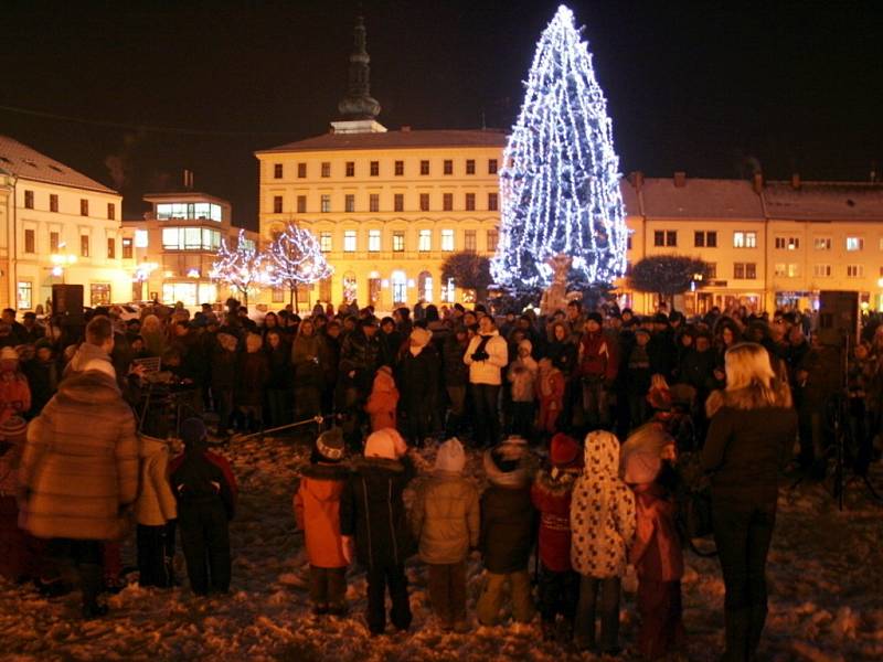 Necelé tři stovky lidí se v roce 2012 sešly na vyškovském Masarykově náměstí při adventní akci Česko zpívá koledy.