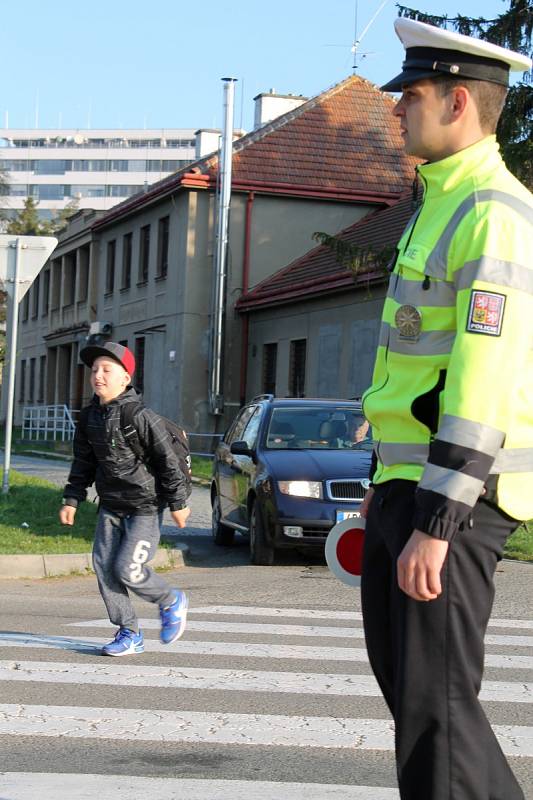 Žákům vyškovské Základní školy Morávkova ve čtvtek policisté připomněli, jak se chovat na přechodu pro chodce.