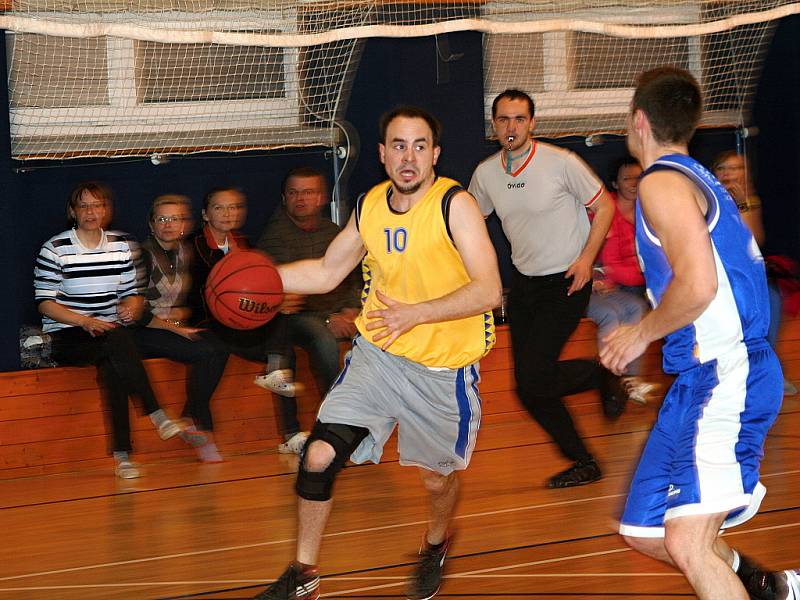 Vyškovští basketbalisté v utkání s Tišnovem.