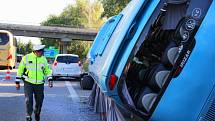 Při havárii polského autobusu nedaleko Drysic se zranilo 13 lidí.