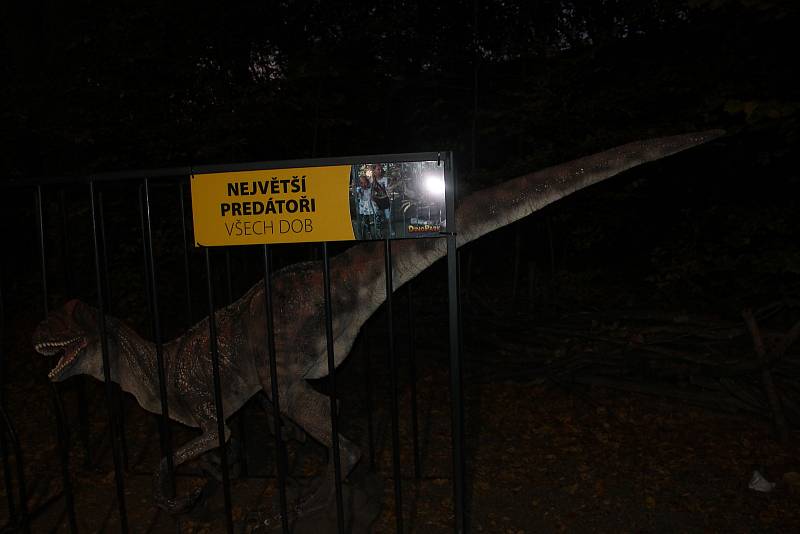 Noční prohlídky ve vyškovském DinoParku.