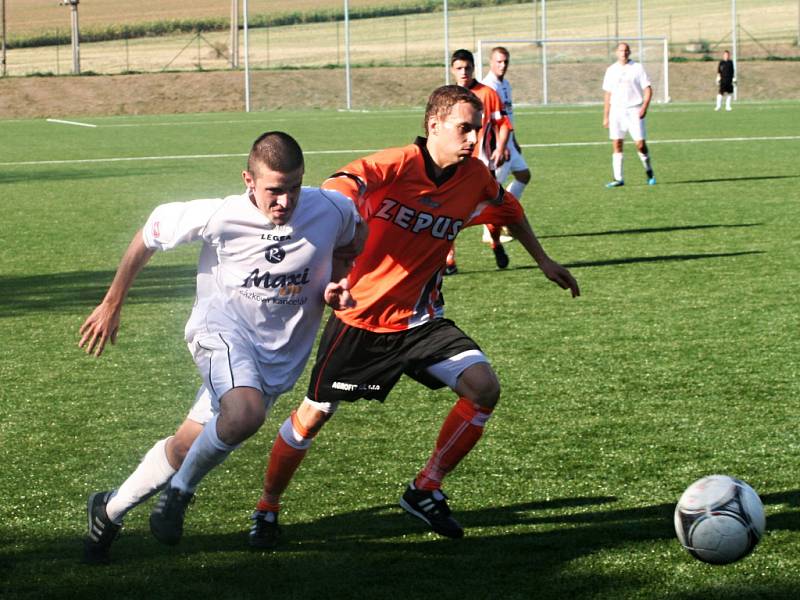 Prvním zápasem na nové umělé trávě ve Vyškově bylo utkání okresního přeboru MFK Vyškov B – Pustiměř 2:3.