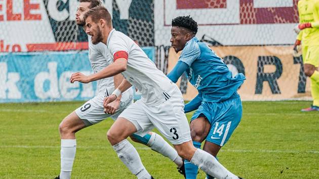 Ve FORTUNA:NÁRODNÍ LIZE remizoval MFK Vyškov (bílé dresy) s FK Vlašim 1:1.