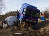 Po havárii kamionu na D1 u sjezdu na Vyškov vyteklo z cisterny do nedalekého rybníka mléko a nafta.