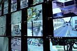 V dozorčí místnosti vyrostla velkoplošná monitorovací stěna s devíti obrazovkami bez rámečku. Strážník si na stěnu rozloží obraz podle svých potřeb.