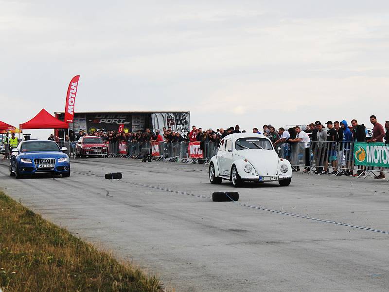 Na dvoudenní Tuning motor party na vyškovském letošti zavítaly zhruba tři tisícovky fanoušků upravených aut.