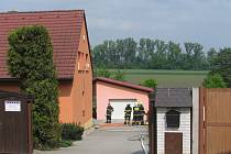 Požár rodinného domu v Rostěnicích-Zvonovicích, pro zraněnou osobu přiletěl vrtulník.