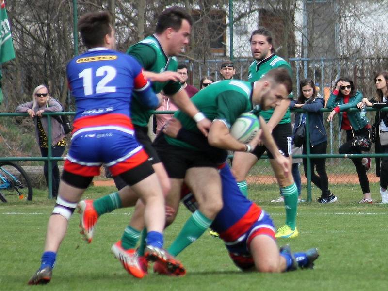 Ve 3. kole ragbyové extraligy se v Brně hrálo jihomoravské derby Dragon Brno (zelené dresy) Jimi Vyškov. Hosté zvítězili 26:25.